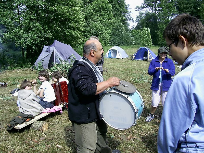 biwak08_16.JPG - Powitała nas prawie orkiestra