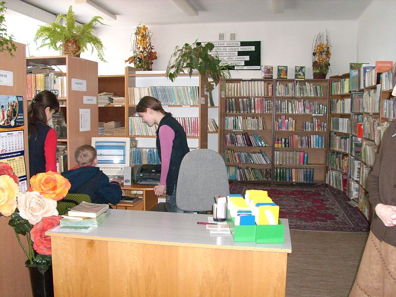 galeria9_29.jpg - W bibliotece szkolnej