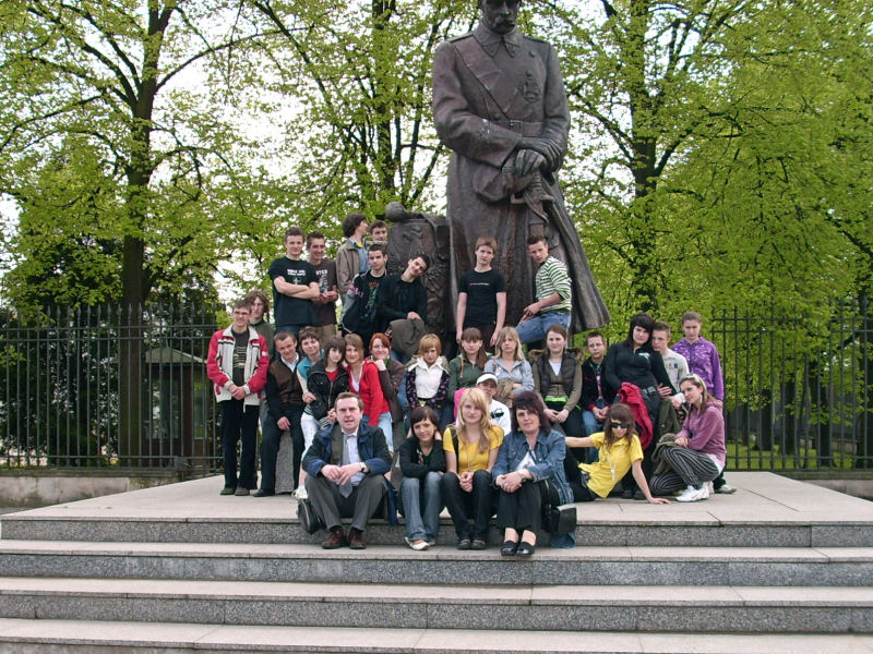 warsz08_17.jpg - Przed pomnikiem J. Piłsudskiego