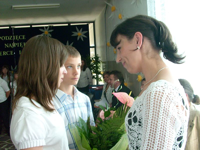 zakon_sp08_13.jpg - Kwiaty i podziękowania dla nauczycieli