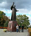 Pod pomnikiem Jan Pawa II