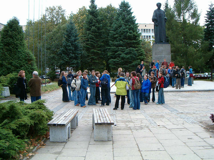 Przed pomnikiem M.Curie-Skodowskiej