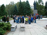 Przed pomnikiem M.C. Skodowskiej
